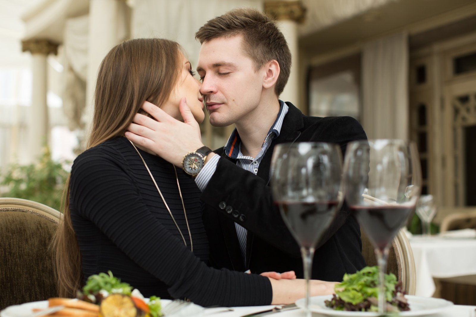 Par som kysser varandra under en middag på restaurang i Stockholm