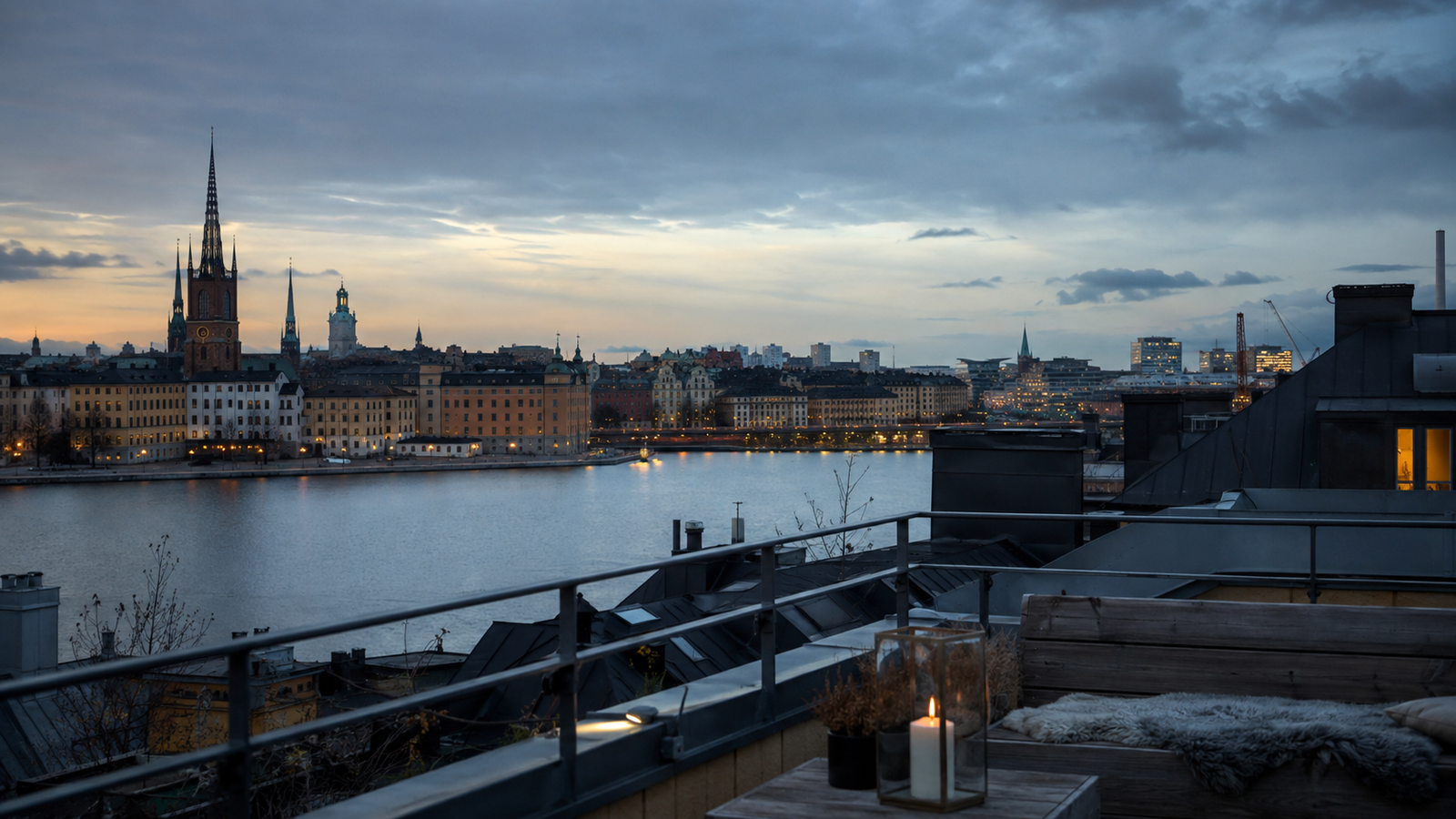 Stockholms vatten och varma stadsljus från en nordisk terrass i skymningen